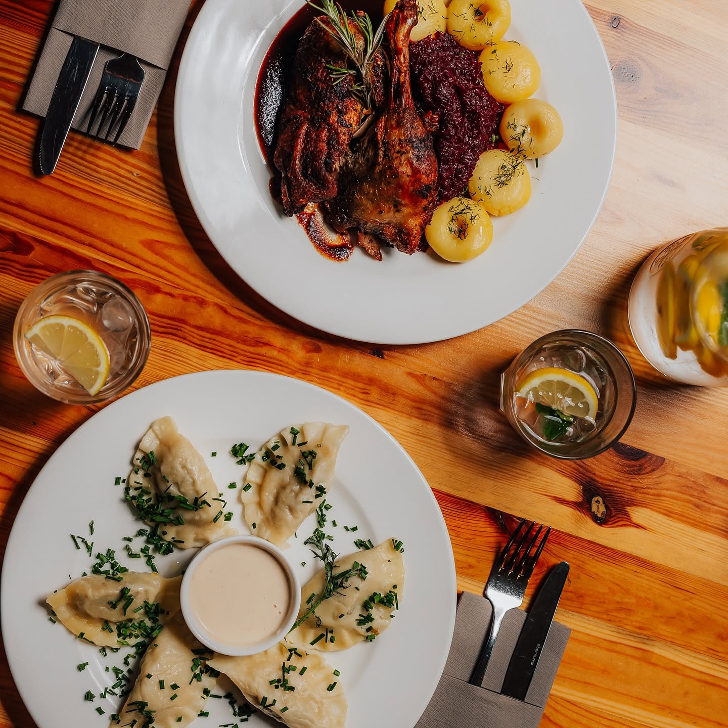 Dania serwowane przy stole w restauracji Złoty Lin