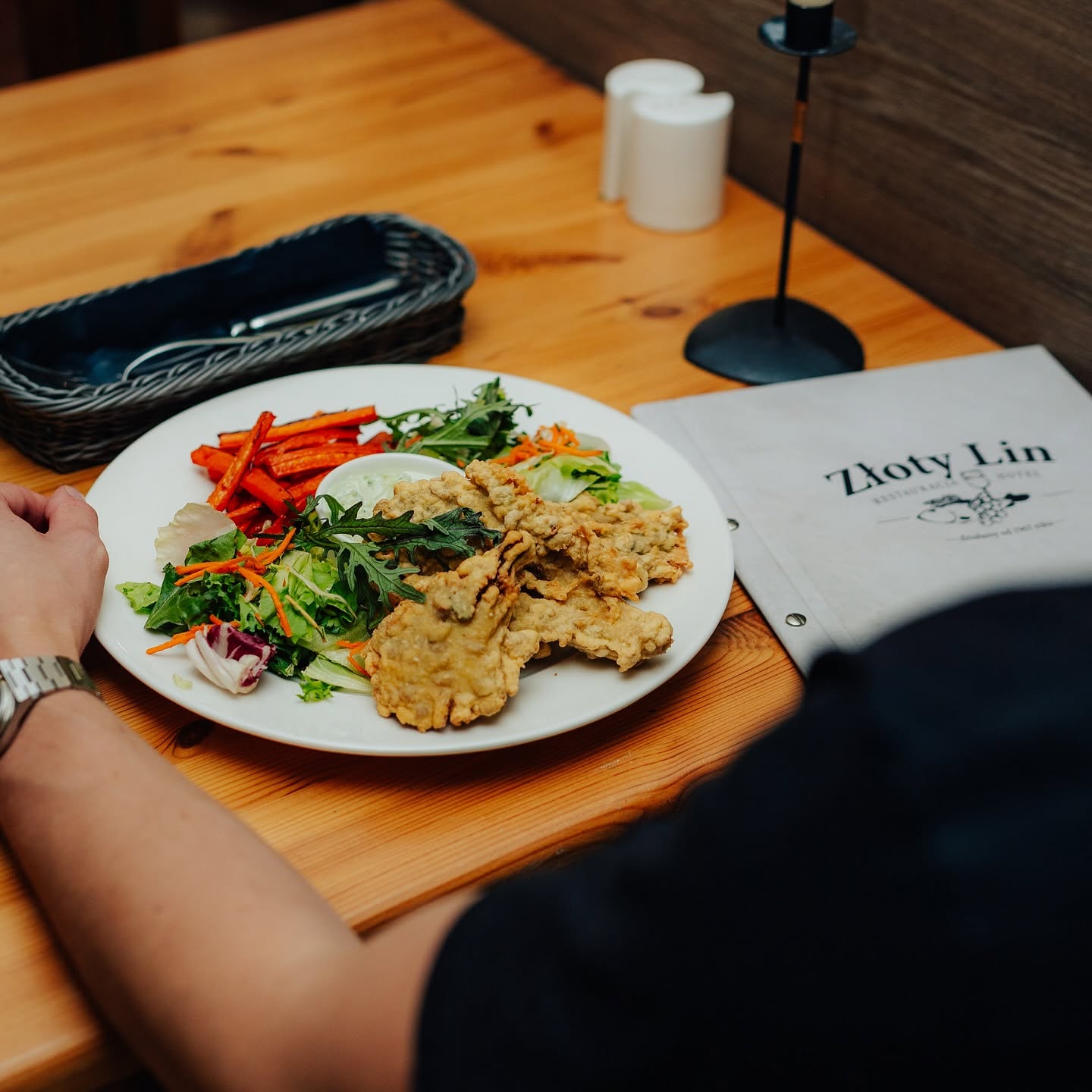 Danie podawane gościowi restauracji Złoty Lin